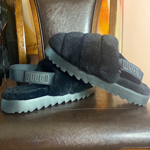 UGG Shoes - EUC UGG SLIPPERS SIZE 9